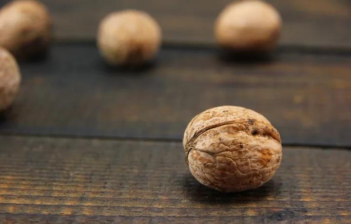 核桃打开壳很厚怎么吃,核桃有壳的好还是无壳的好吃