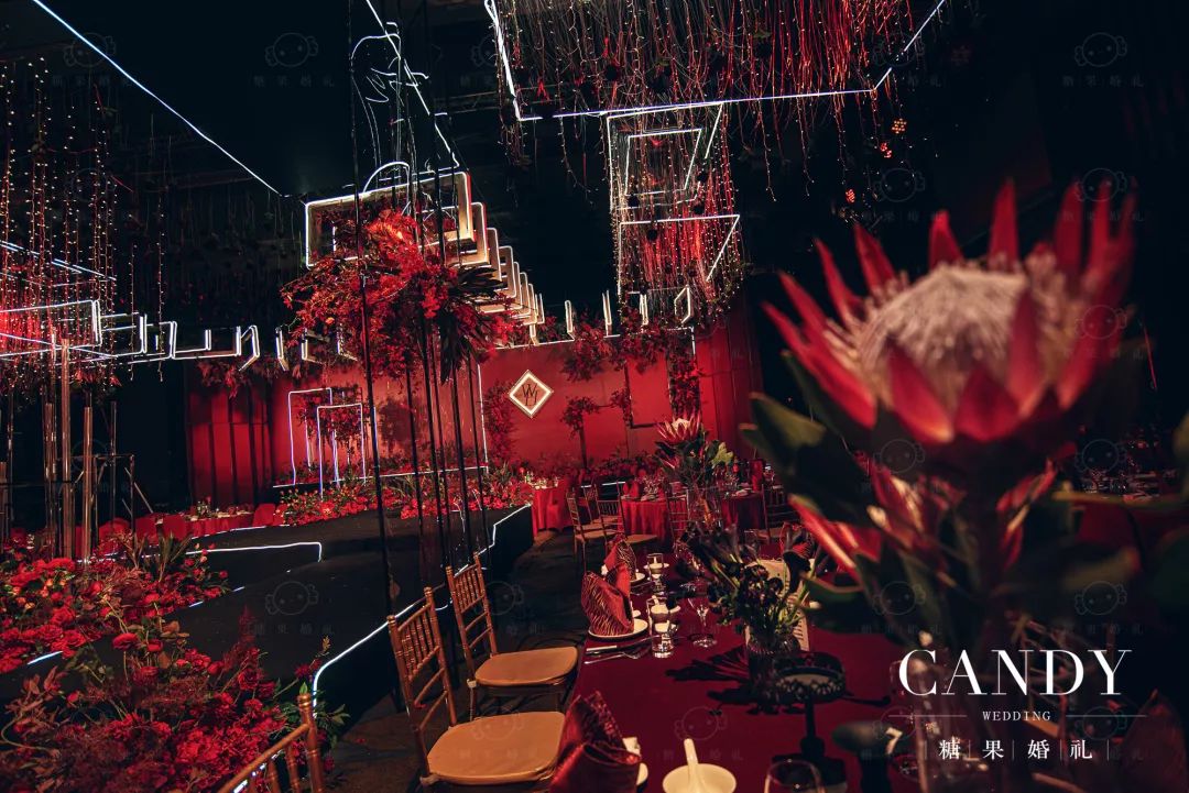整场婚礼都是静谧深沉的红与黑在空间的碰撞,神秘而高级