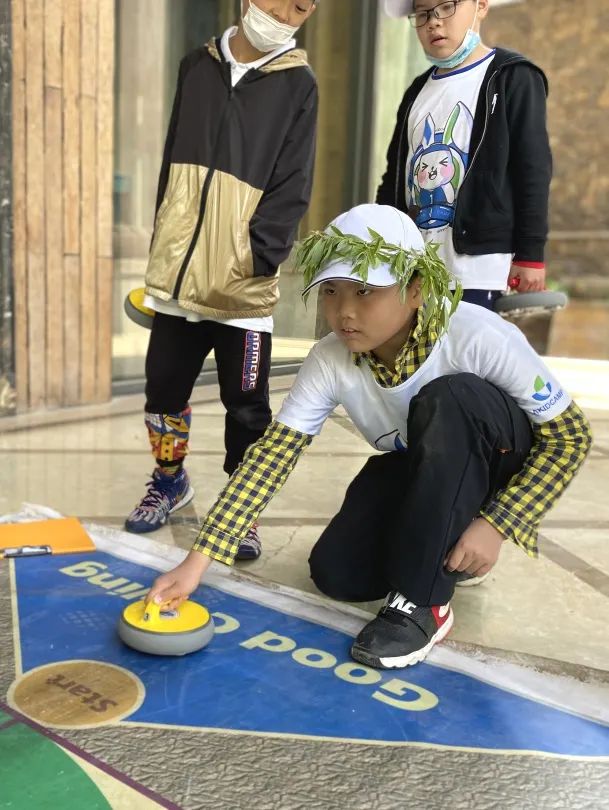南瓜田冬令营,儿童参加山地自行车越野赛