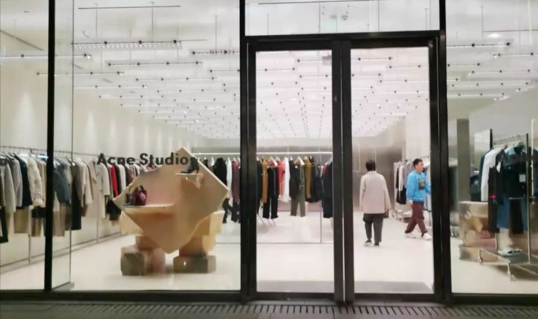 全球仅50多家店、年销售2亿欧元的Acne，门头竟然无LOGO？
