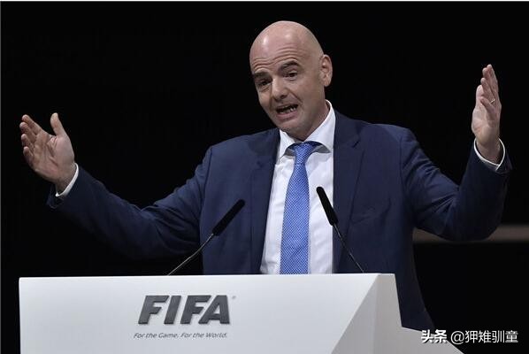 球场设施遭FIFA调侃，中国足球不职业并不止硬件，更多的还是软件