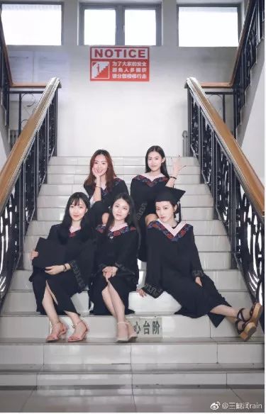 毕业季毕业照拍照姿势,毕业季来袭这些毕业照太硬核