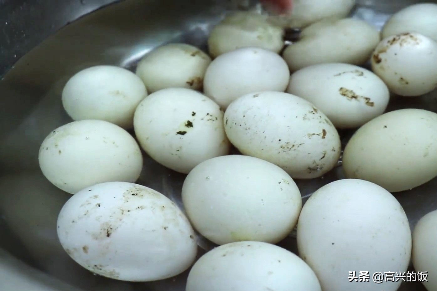 怎么腌咸鸭蛋简单又冒油,用超简单的方法腌制流油咸鸭蛋