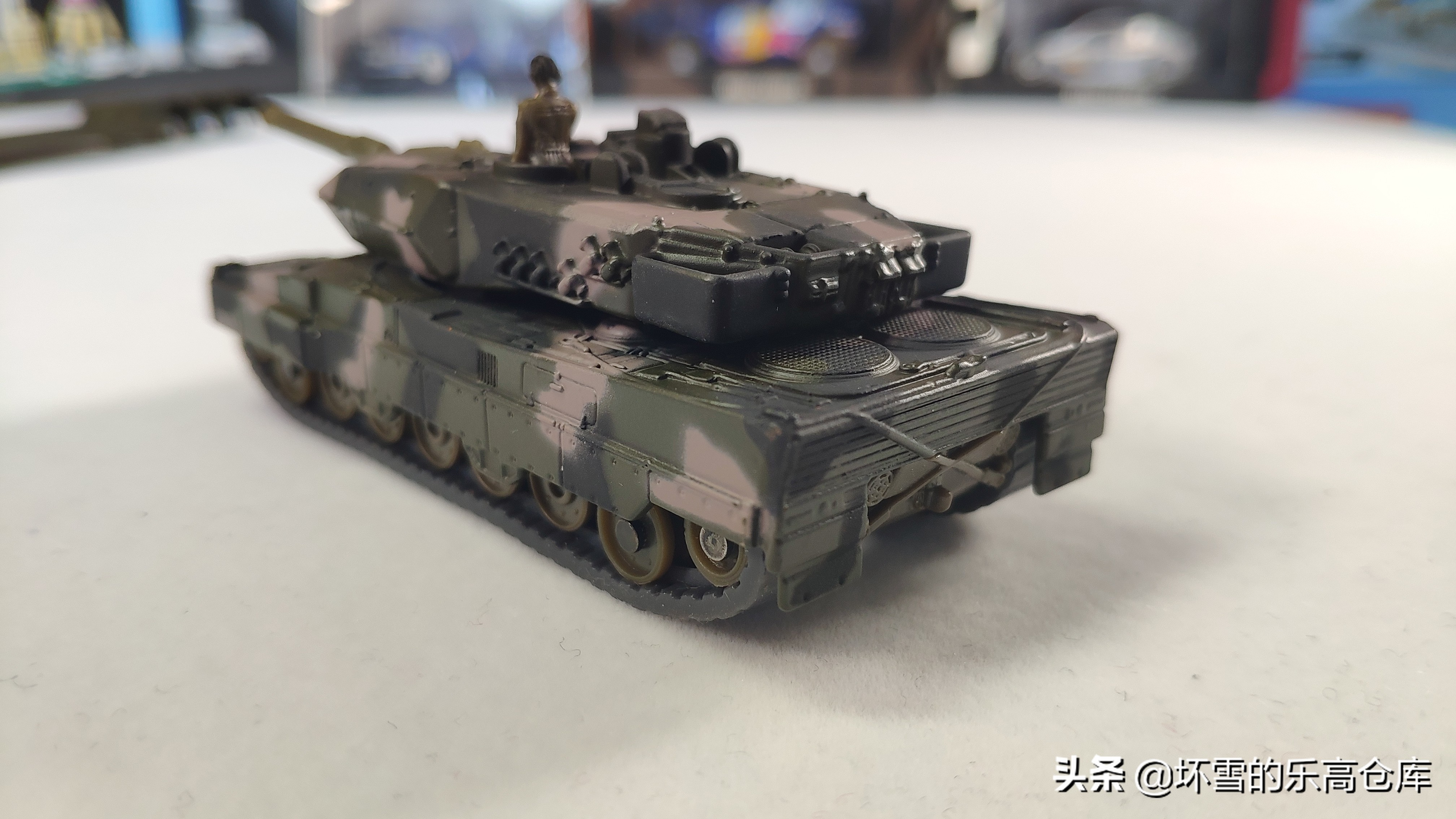 用HO比例车模运输钢铁洪流：SIKU模型豹2坦克运输卡车