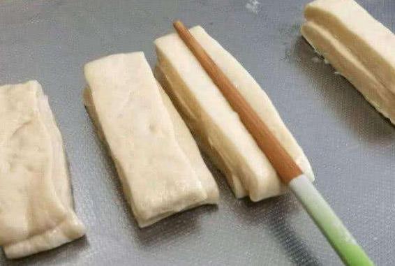 炸油条原来这么简单吃一根就上瘾,香酥不用一滴水和面的小油条做法