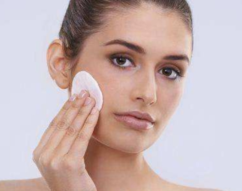 脸色发黄发暗不脱妆的粉底液,早上涂的粉底中午脸就暗沉了