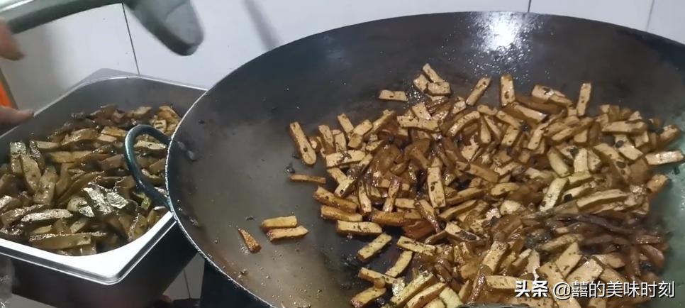 大爷在路边摆摊卖自制小吃,60岁大爷深夜摆摊卖小吃