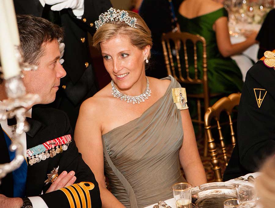 沙特王室送女王珠宝,英国王室的珠宝有多少