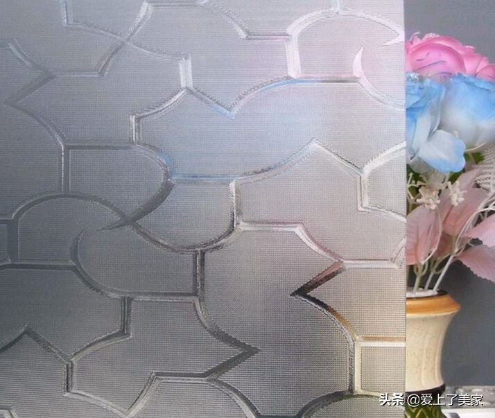 压花玻璃是否比普通玻璃薄,压花玻璃还是夹丝玻璃好看
