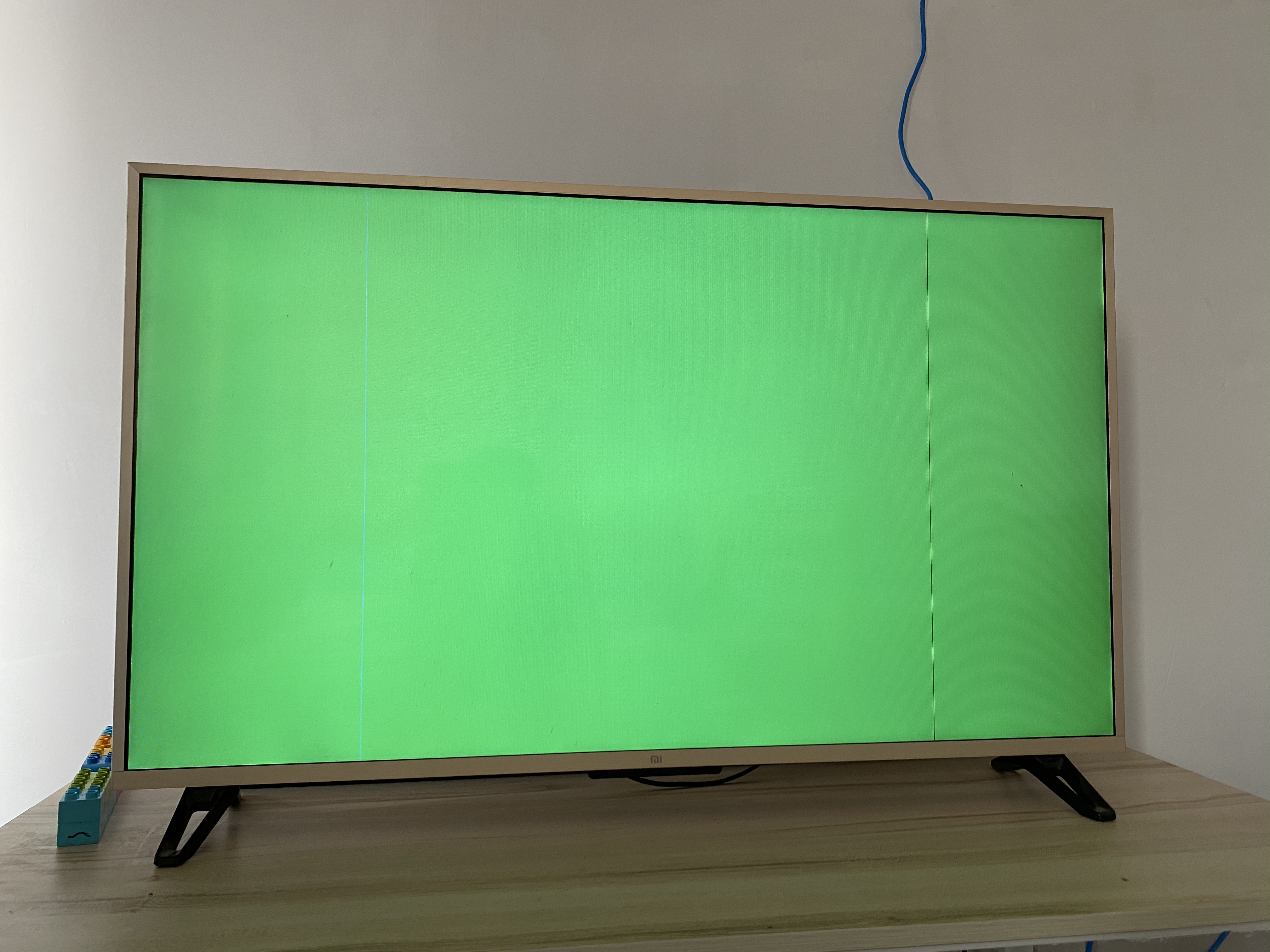 荣耀智慧屏x165寸2022款怎么样,荣耀智慧屏x1屏幕上半部分暗