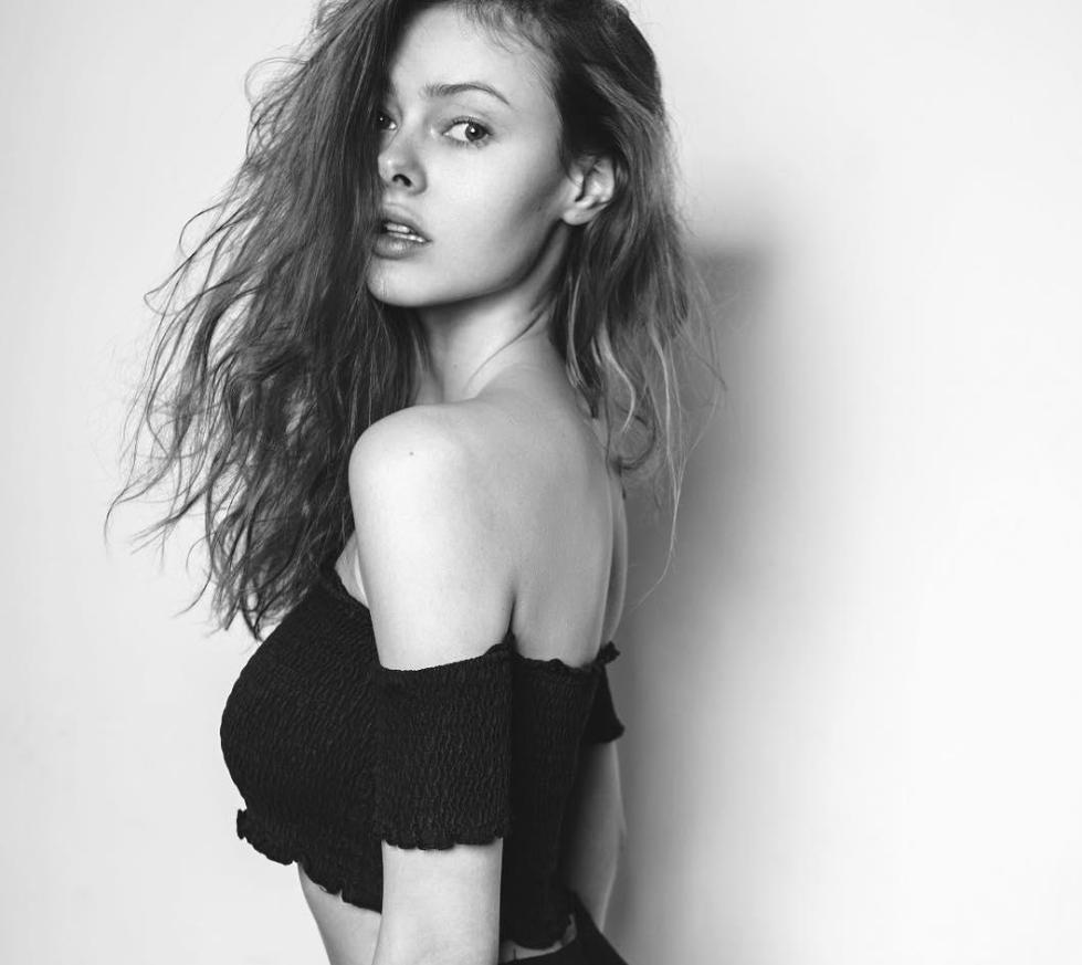 波兰足球之星，天生丽质肤白貌美，复古独特穿搭“玩出”潮酷感