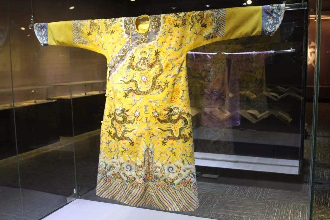 乾隆皇帝身高成谜，如今一件*物文**揭开真相，个子太矮穿恨天高出门