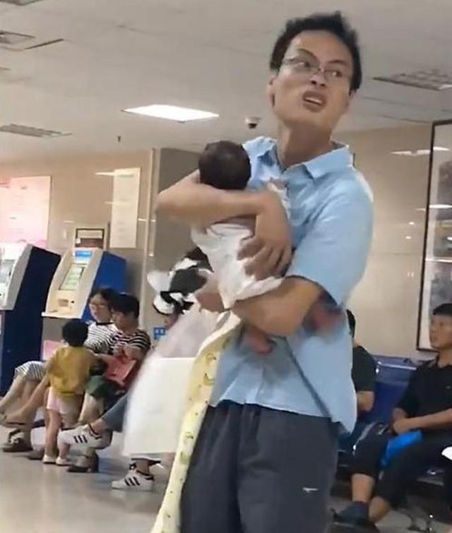 四个月宝宝软绵绵不能竖抱,新生儿很软怎么抱