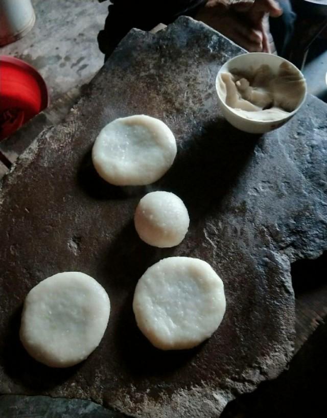 糍粑的多种吃法,纯糯米糍粑油炸吃法的全过程