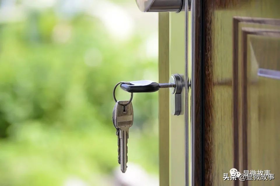 月薪4000的小镇青年背过万的包,月薪4000的小镇青年