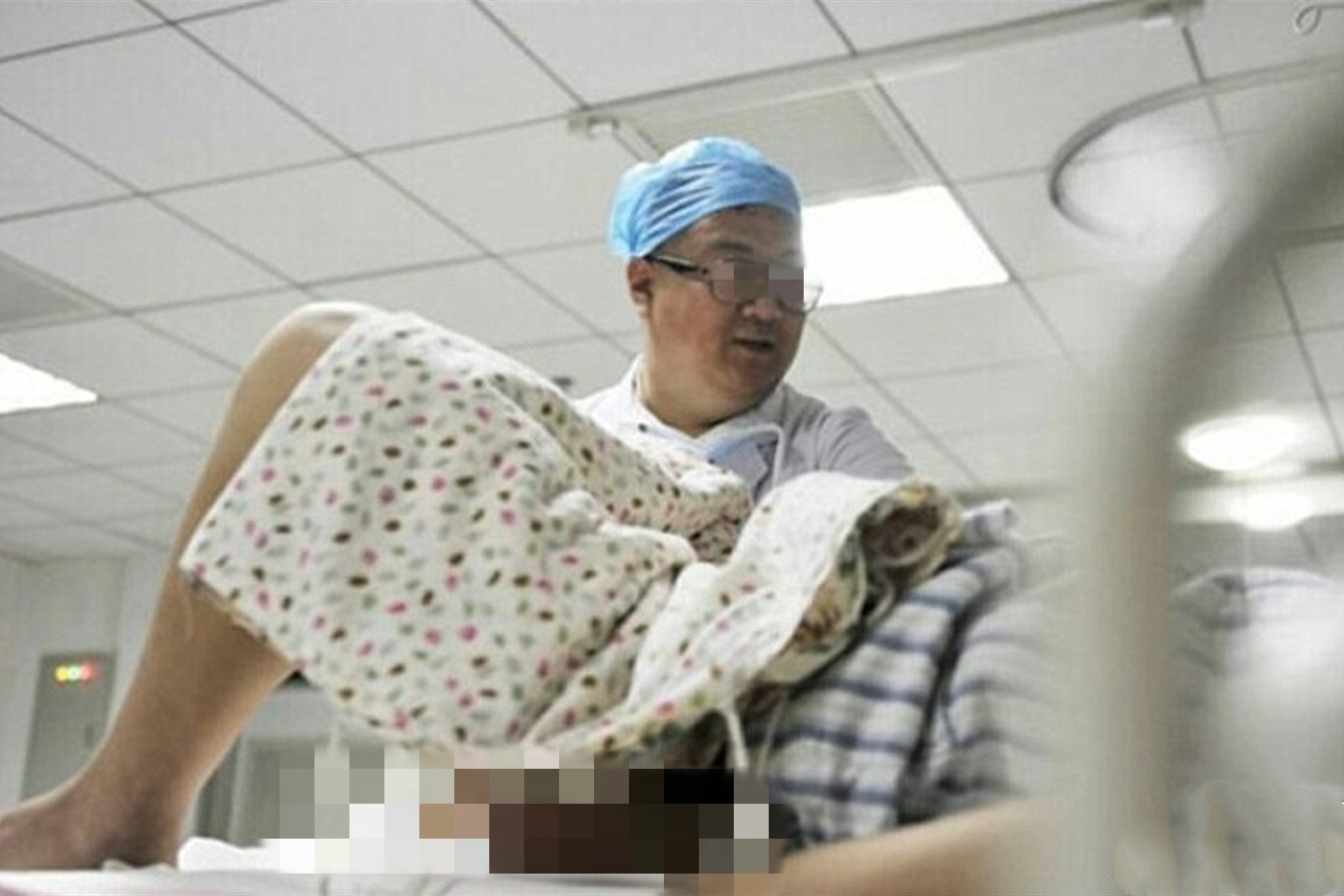 因生完孩子医生又把手伸进去,产妇尴尬误解,医生从容:为你好