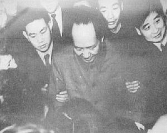 李银桥家里写信给他介绍对象,毛主席看完信:银桥啊,你太老实了