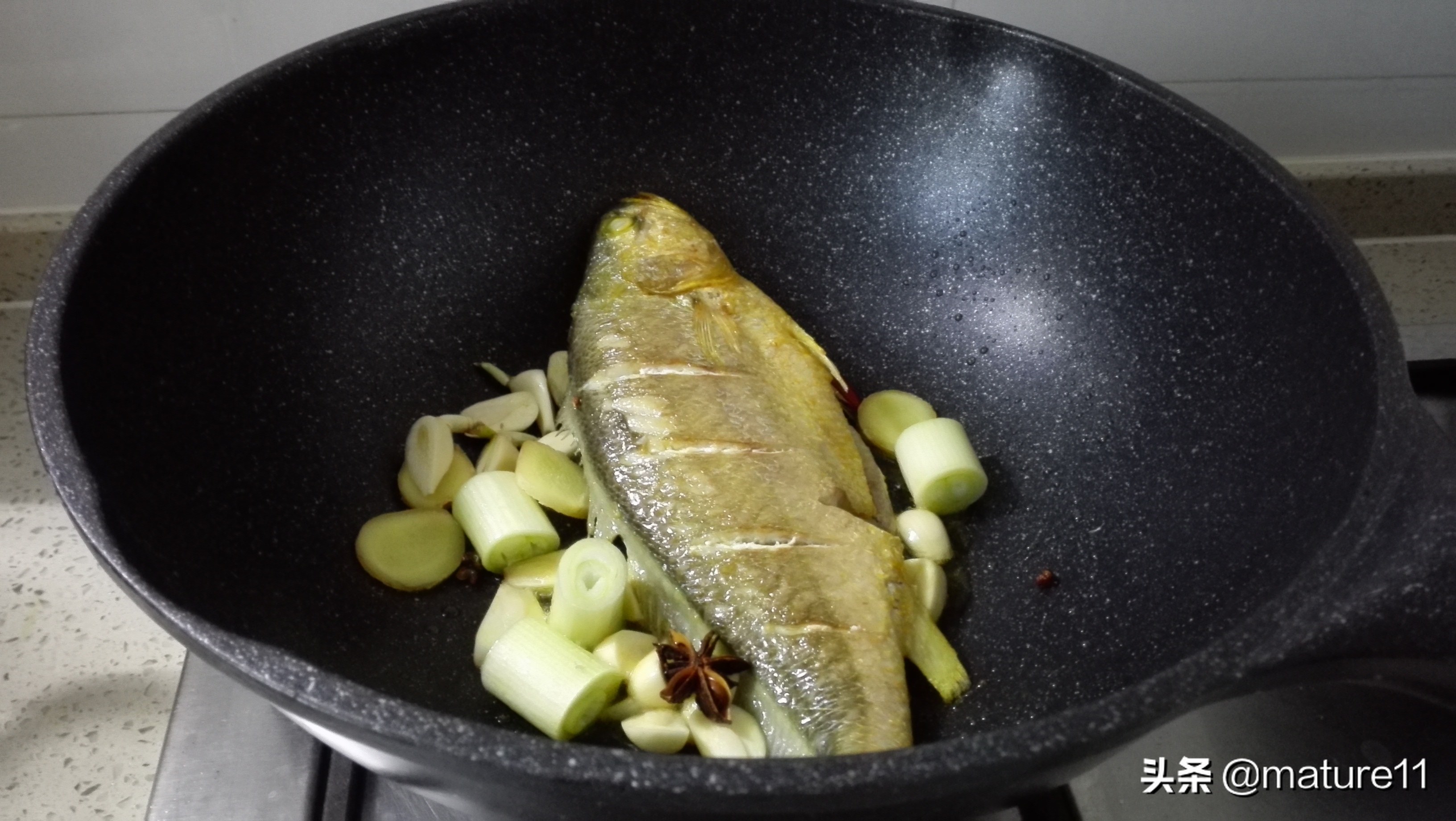 几招儿教你做鱼不粘锅不破皮、不散，鱼肉嫩又入味的方法，别错过