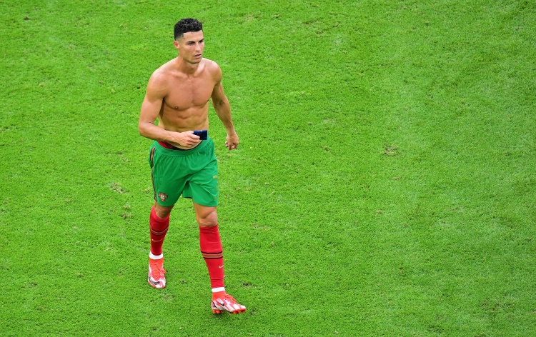 c罗葡萄牙白色长袖球衣,C罗为什么总穿长袖球衣