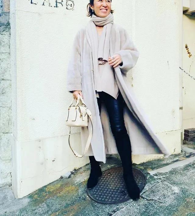 看这位45+日本博主的时尚穿搭，有一种由内而外散发的自信张扬