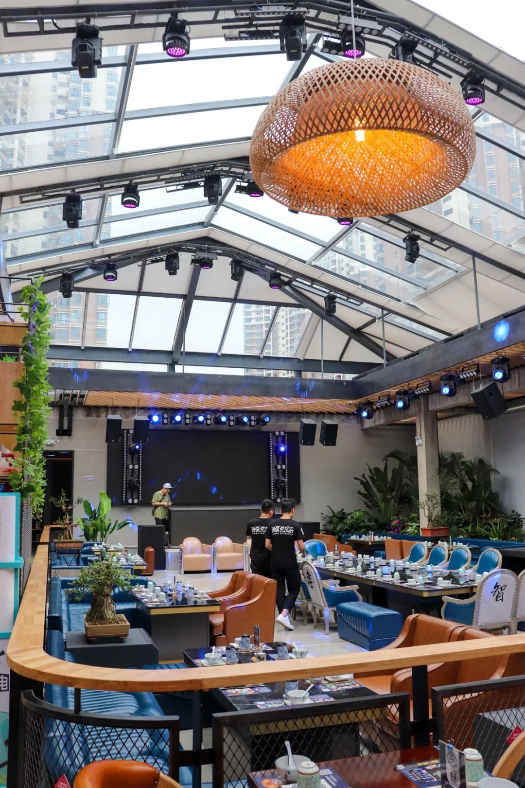 清远地标级KTV，坐拥网红时光隧道，还把热带雨林搬了过来