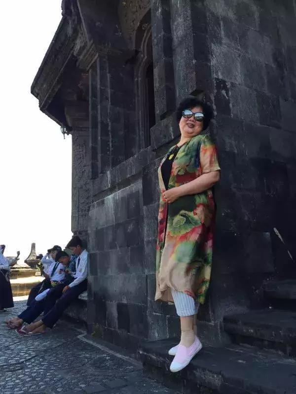 中国大妈外出旅游标准动作合辑！炫翻天！