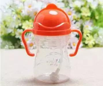 长期使用奶瓶引起的嘴唇外翻图片,奶瓶用久了会龅牙吗