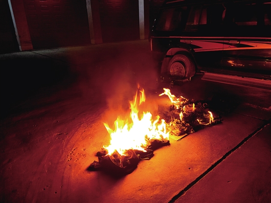 绚烂火星将汽车表面烧得满是“伤痕”,包头消防员亲测,告诉你仙女棒有多燃