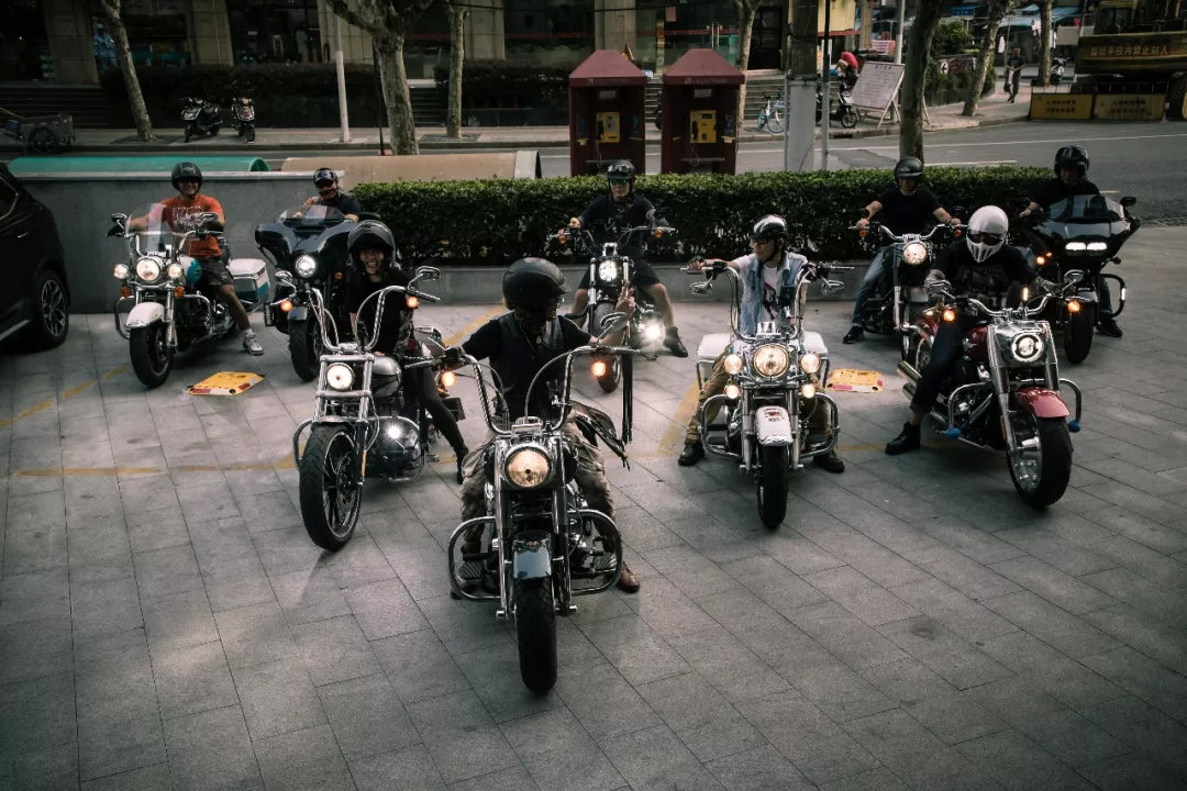 骑哈雷的爷叔,骑哈雷的爷爷还是爷叔