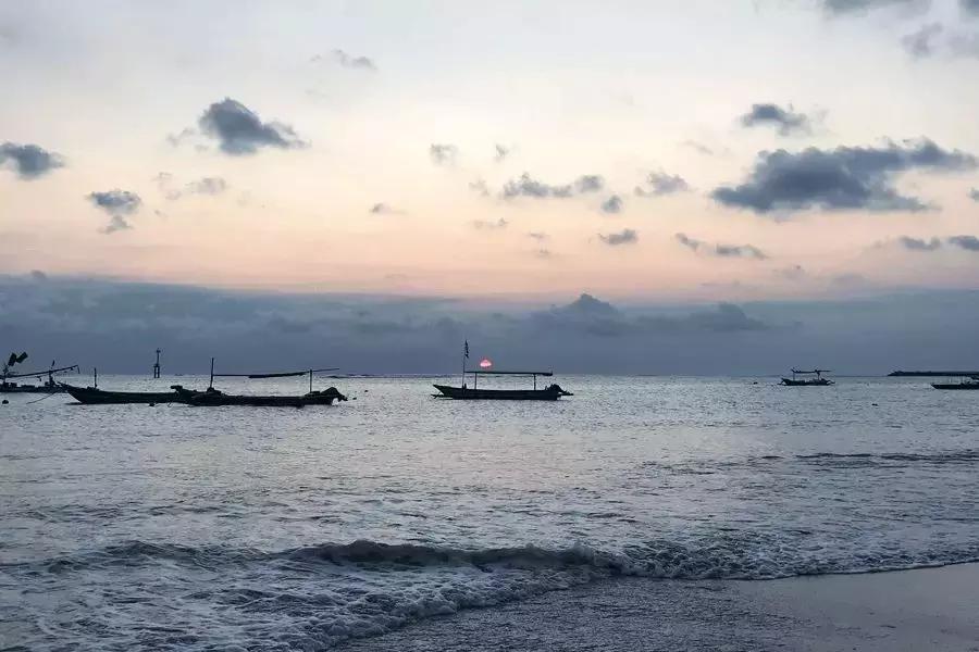 街拍夏日里小姐姐就是任性,夏日任性天气
