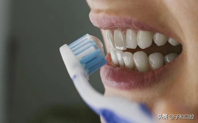 刷牙姿势不对牙龈有缝隙怎么补救,刷牙洗脸处好多苔藓