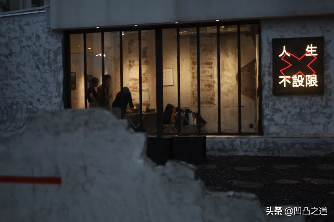 你去长沙文和友打卡，尼依格罗看云，我却在地库欣赏对立美学