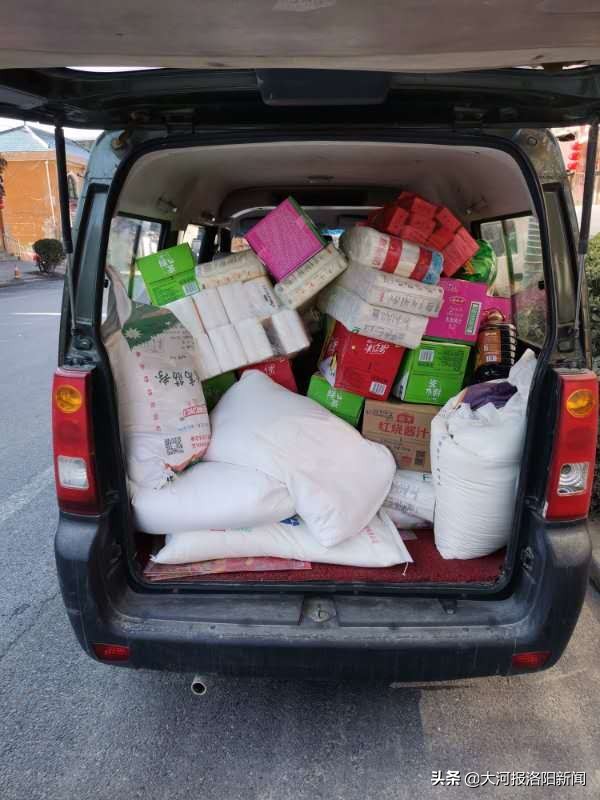 河南洛阳：山村群众采购难，他把面包车开出来：我替你们买