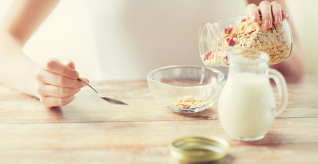 女性绝经要不要吃药延迟绝经,女人更年期不能乱用激素疗法对吗