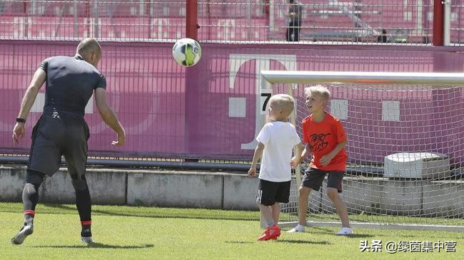 小飞侠罗本内切完整版,小飞侠罗本打入第140球