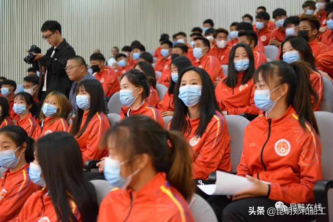 团结拼搏运动会,足球队砥砺前行奋进拼搏