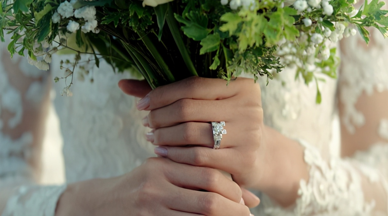 蒂芙尼钻戒怎么辨别真假,手机灯光鉴别钻戒真假