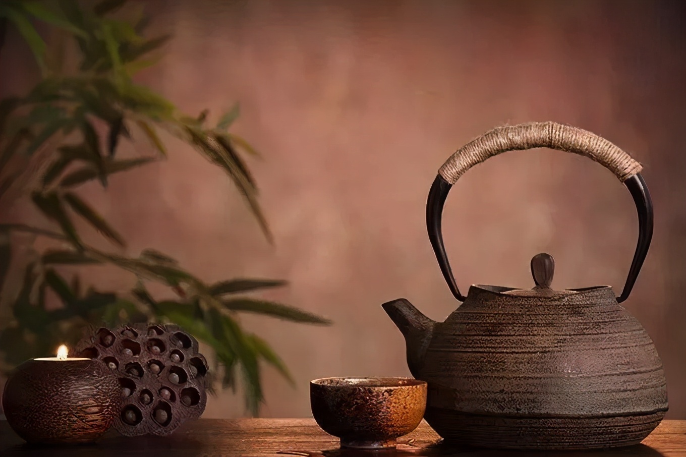 微波荡漾，依依流水蜿蜒，半树桃花朱红淡褪