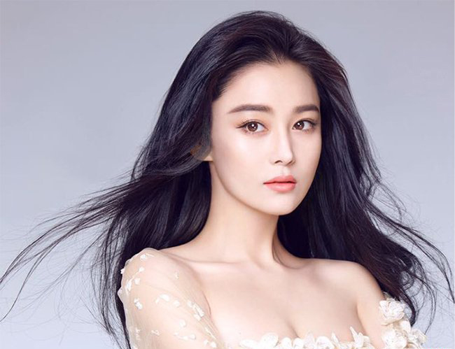 一身黑料、被踩进泥里的张馨予，是如何把一手烂牌打成王炸的？