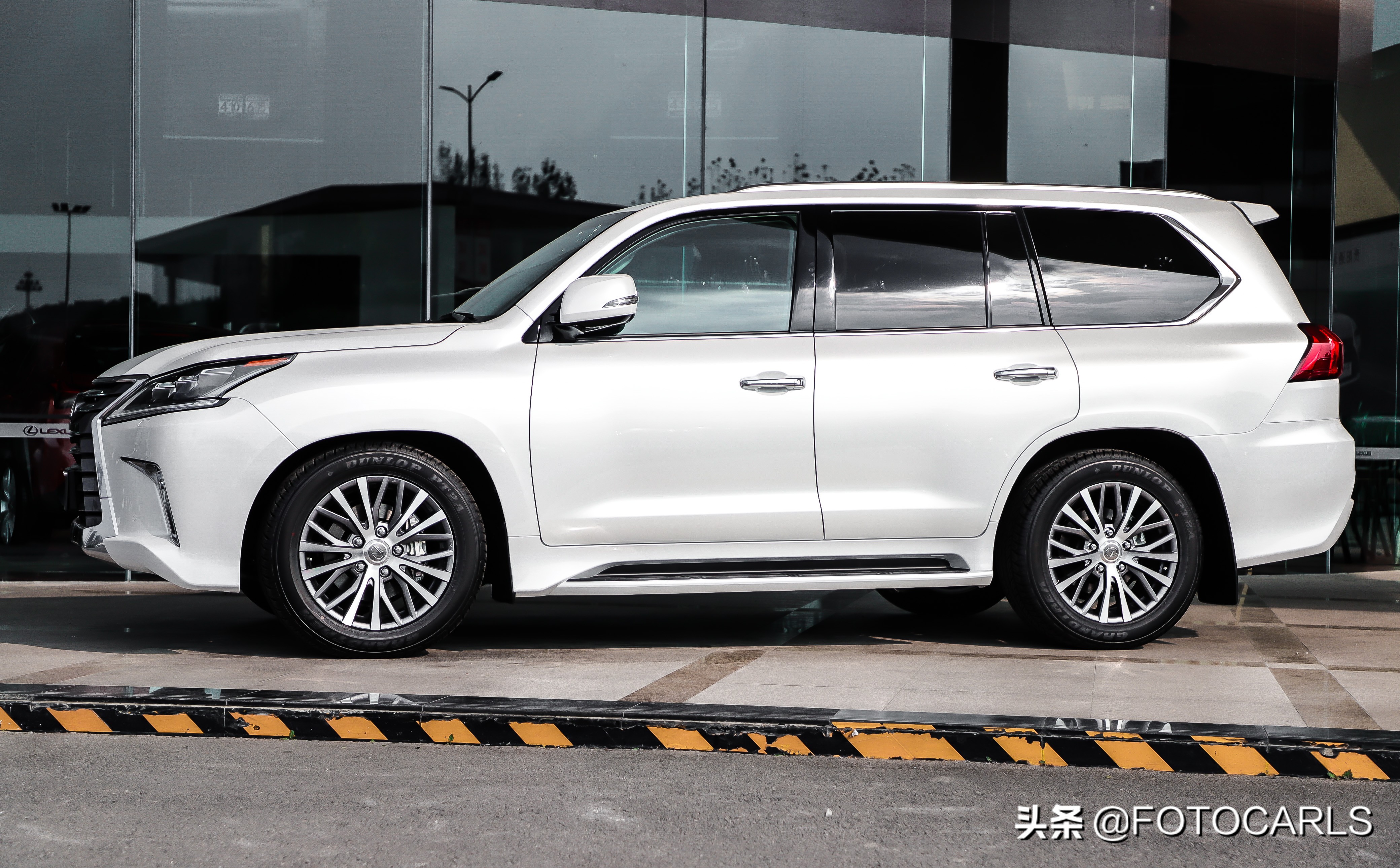 雷克萨斯lx570和g63,雷克萨斯lx5702021款对比奔驰g63