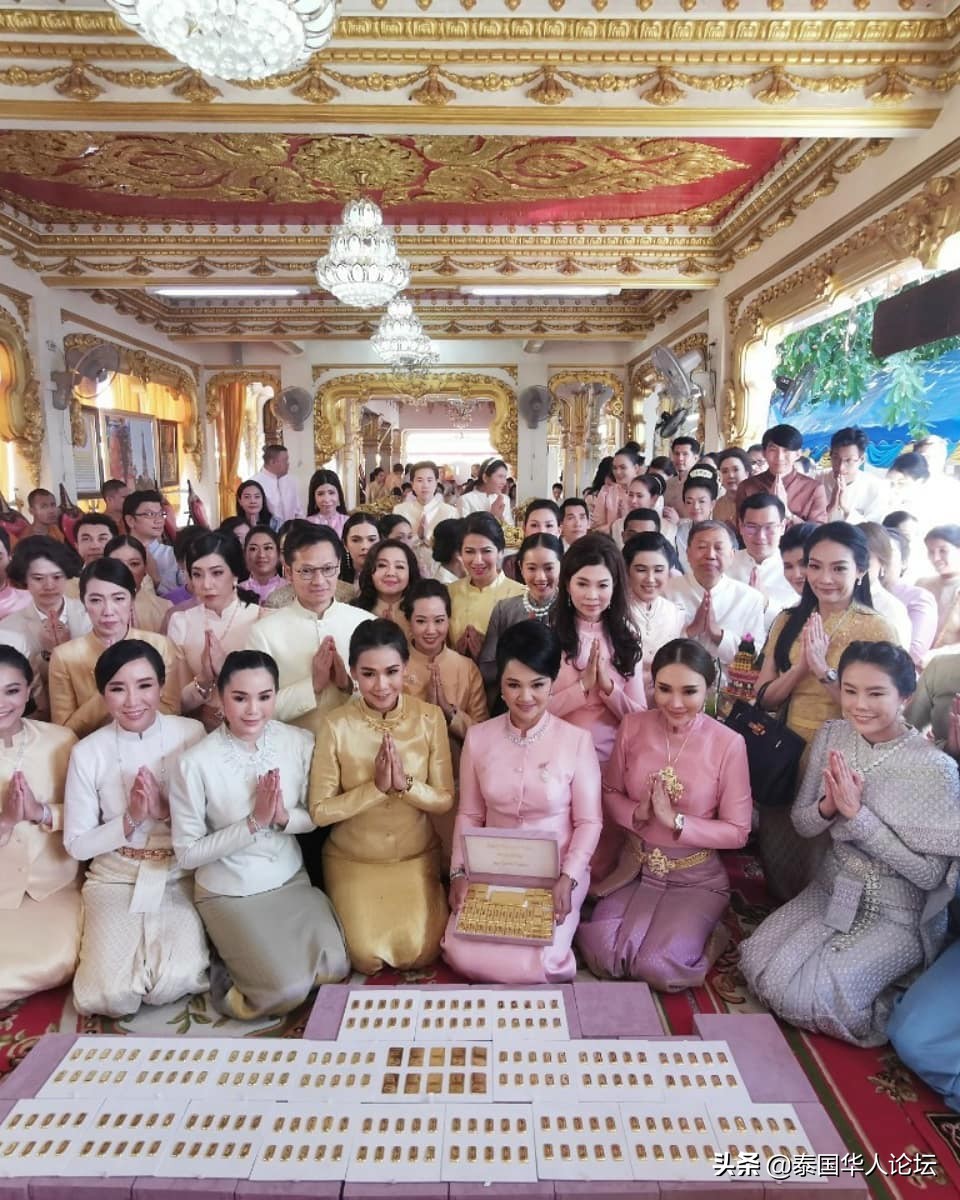 大手笔!泰国名主持敬献100铢黄金为佛寺镀金