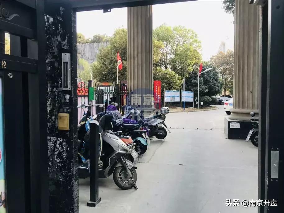 假山里住人！物业不作为，南京超级大盘终于要换物业了
