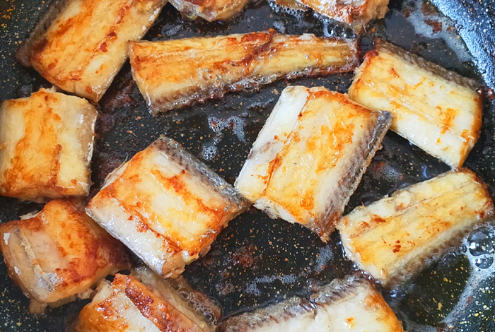 煎带鱼不粘锅不掉皮的做法慢动作,煎带鱼前要不要用盐腌一下