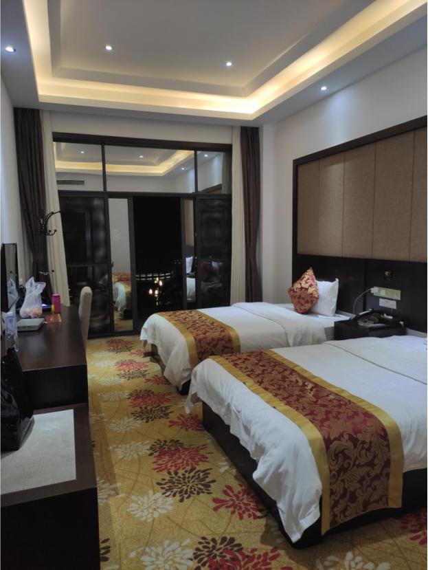 10元钱，住一晚四星级酒店，吃三顿自助餐，它不香吗？