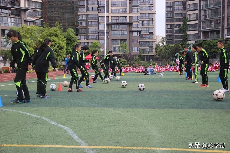 课间做广播体操,在教室做的广播体操