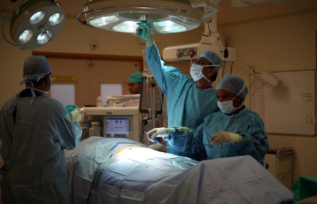 手机上网隔空看诊？英国具争议性的“远距医疗”