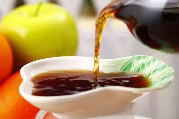 羊肉汤熬出来有异味怎么回事,羊肉汤有点发绿是姜放多了吗