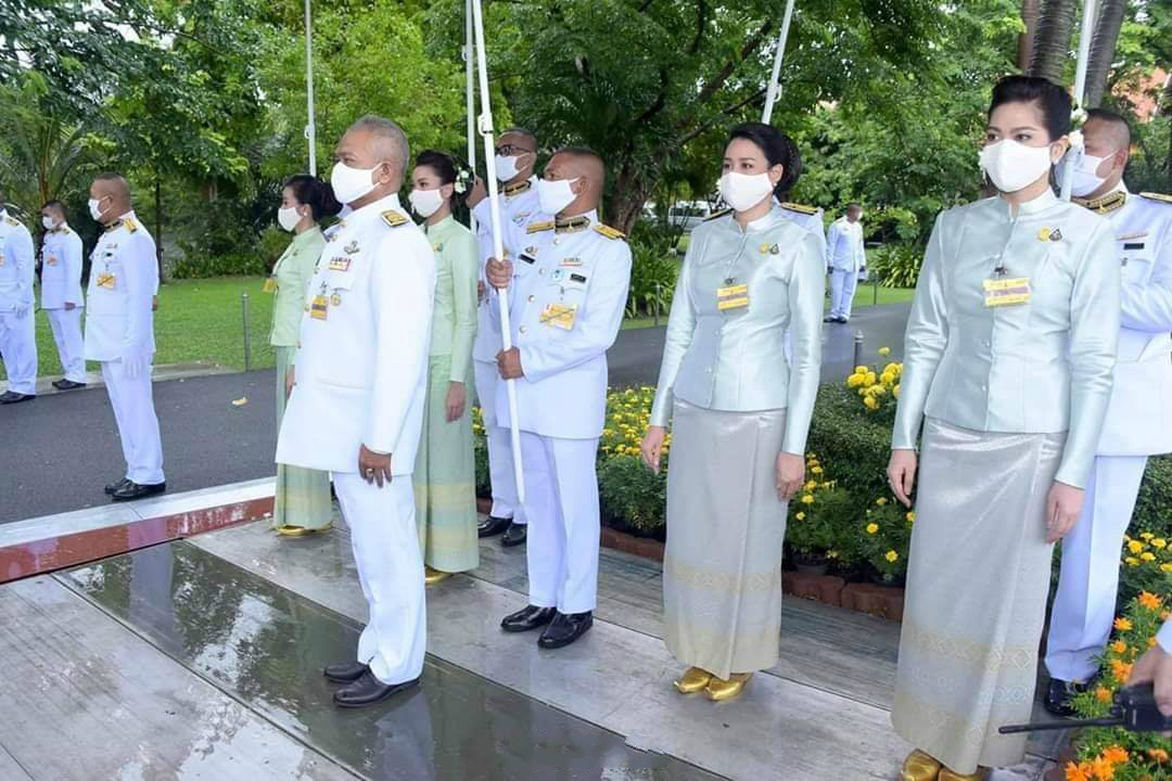 泰王带了几个妃子,泰王带20个嫔妃出游度假