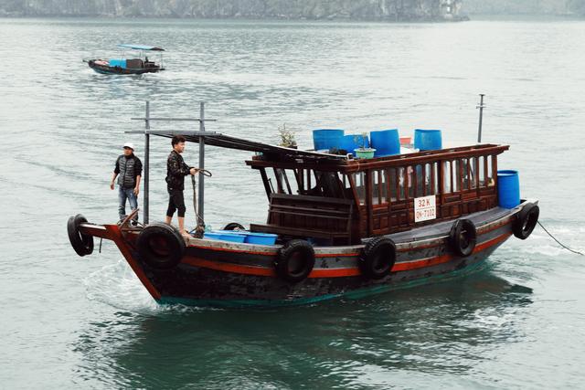 这里虽然风景如画人们生活的却很凄惨没日没夜的追着大船讨生活