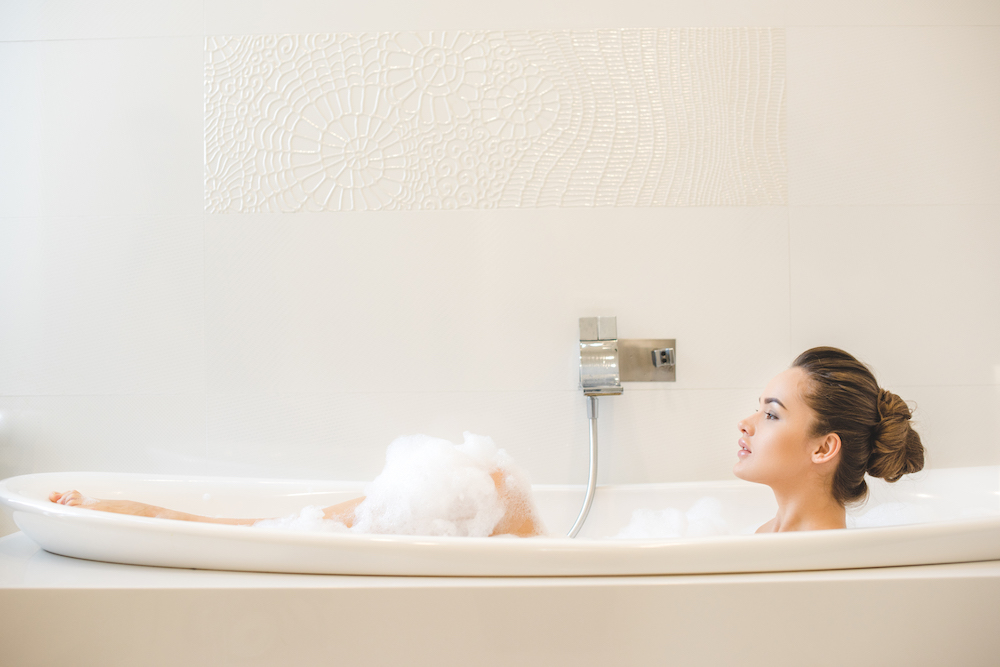 孕期洗澡容易缺氧吗,孕期发育不好和孕早期洗澡有关系